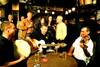 Bar irlandais avec musiciens