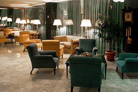 Hall Lobby - Becquer