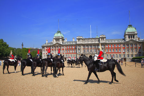 Parade de la Cavalerie royale devant Buckingham Palace - copyright : VisitLondon