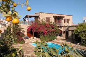 Vacances Tochni, Kavalasos, Pentakomo ou Psematis: Chambre d'hôtes Cyprus Villages + location de voiture