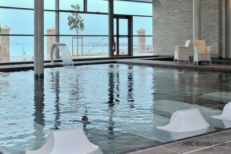 piscine intérieure vue mer - Spa Marin du Val André Thalasso Resort France Bretagne - Pléneuf-Val-André