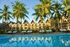 Piscine et façade des logements - Royal Beach & Spa