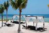 Plage avec lits balinais - BlueBay Grand Esmeralda