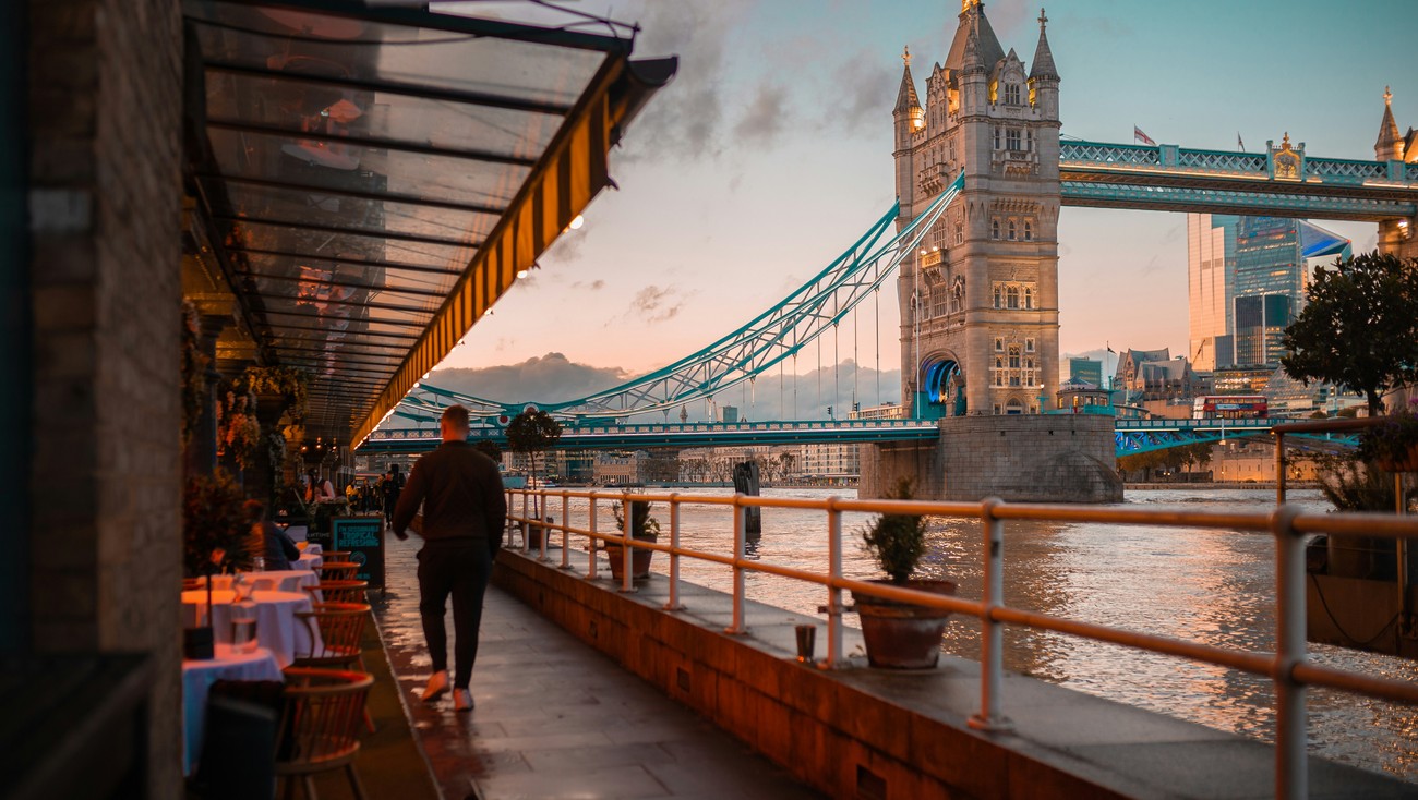 L Angleterre, entre élégance royale et modernité débridée