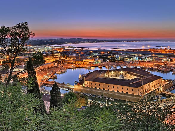 https://static.service-voyages.com/mobile/croisiere/images/fr/escales/escale,ancone-ancone_zoom,IT,AOI,516855.jpg