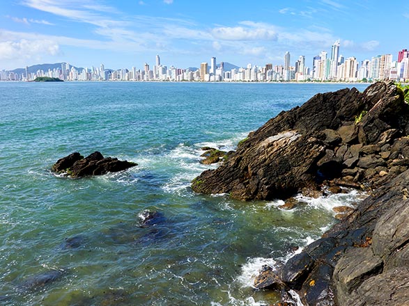 https://static.service-voyages.com/mobile/croisiere/images/fr/escales/escale,camboriu-camboriu_zoom,BR,CBU,40649.jpg