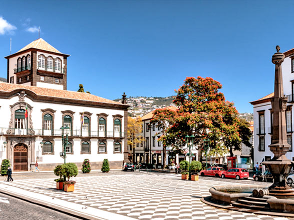 https://static.service-voyages.com/mobile/croisiere/images/fr/escales/escale,funchal-funchal_zoom,PT,FNC,67397.jpg