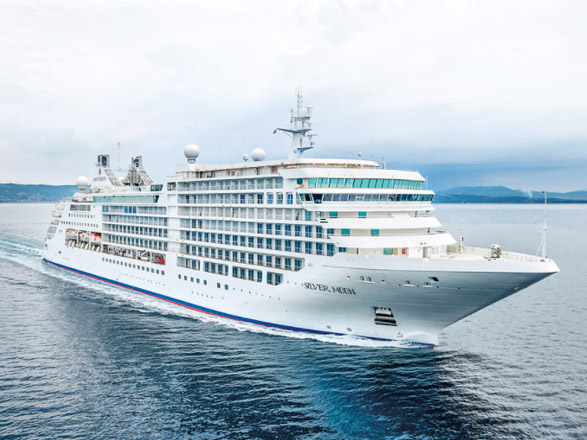 https://static.service-voyages.com/mobile/croisiere/images/fr/navires/navire,silver-moon_max,1436,510840.jpg