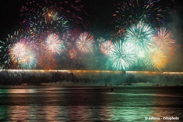 Feux d'artifice - Réveillon nouvel an à Lisbonne - Soirée au bord du bateau N/M Opréra - Hôtel VIP Executive Art's