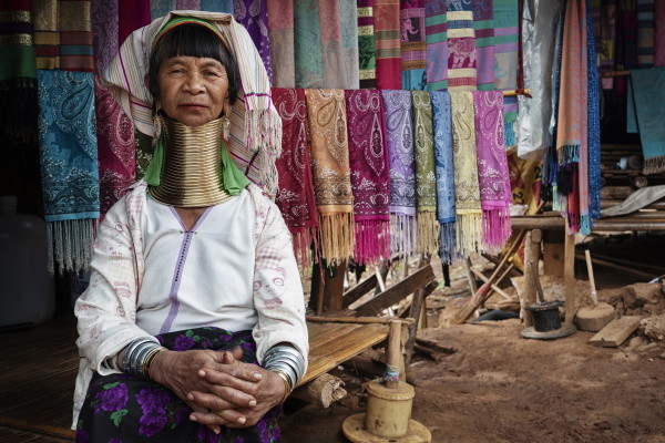 Générique - Des Temples Khmers aux femmes girafes
