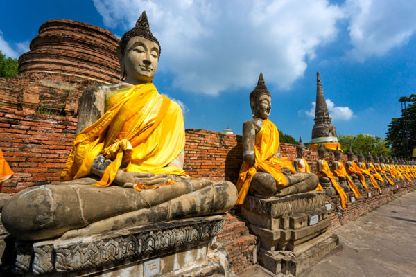 Allée des Boudha au temple d'Ayathaya