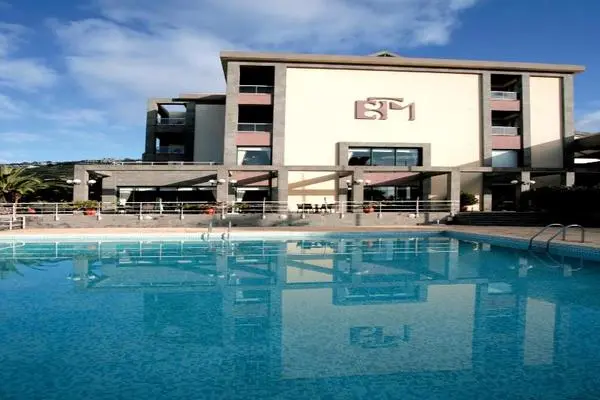 Facade - Escola 4* Funchal Madère