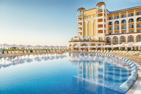 Piscine et façade - RIU Helios Bay