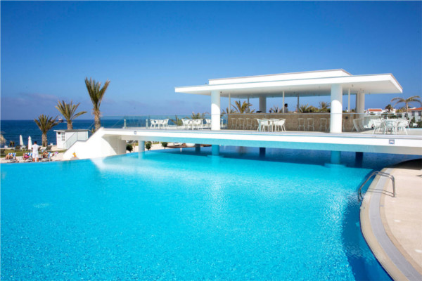 vue piscine - King Evelthon Beach & Resort