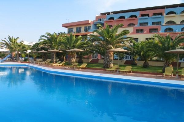 Piscine et logements - Europa Resort
