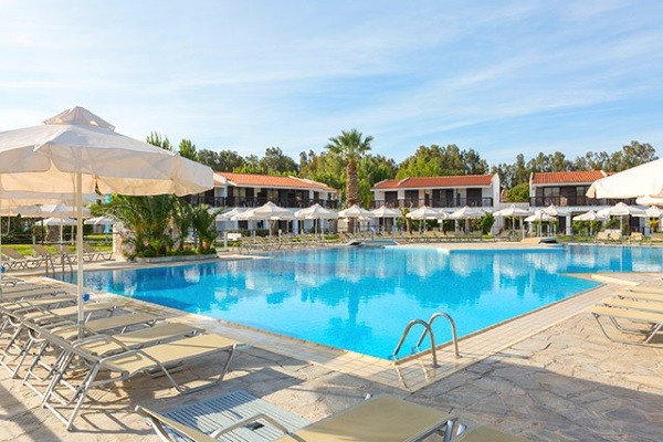 vue-piscine et transats - Marmara Golden Coast