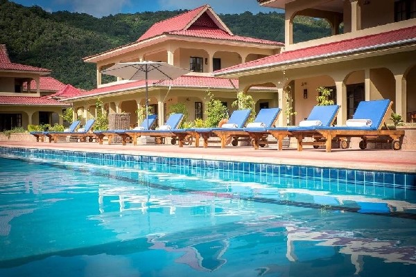 Piscine - Oasis Hôtel, Restaurant & Spa