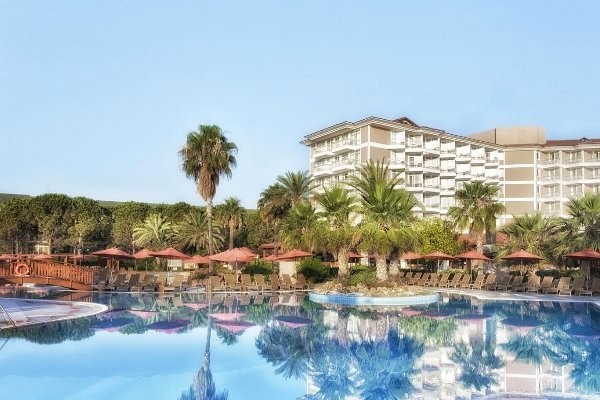 Façade et piscine - Akka Alinda