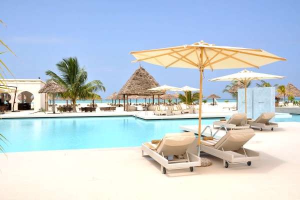 Piscine avec transats et parasols - Gold Zanzibar Beach House & Spa
