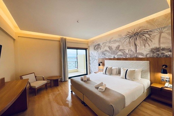 Hôtel Ramada Attica Riviera *****