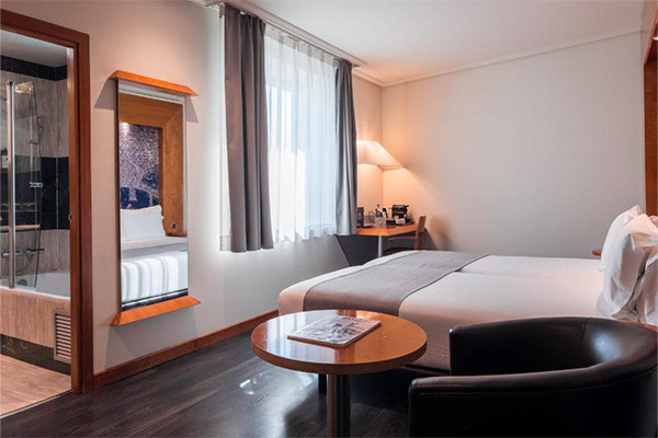 Hôtel 4* + Billet Formule 1 - Circuit de Barcelona-Catalunya en hôtel **** - 5