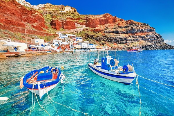 Petit port de pêche typique des Cyclades, Santorin en Grèce
