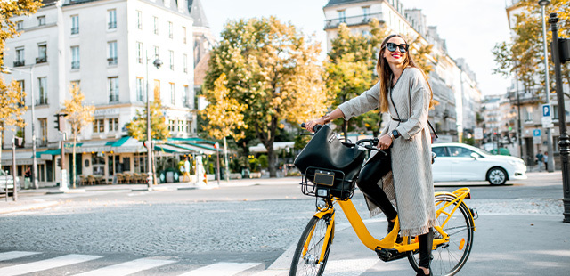 Voyage seul : femme à vélo